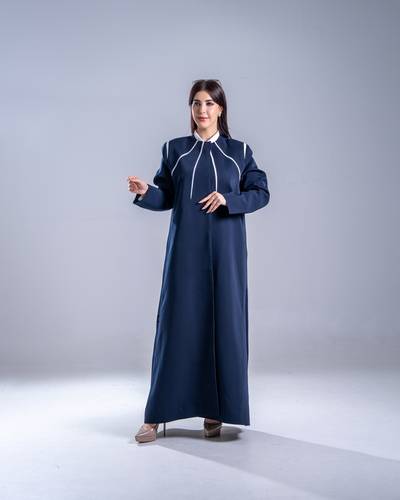 عباية بليزر بخطوط بيضاء