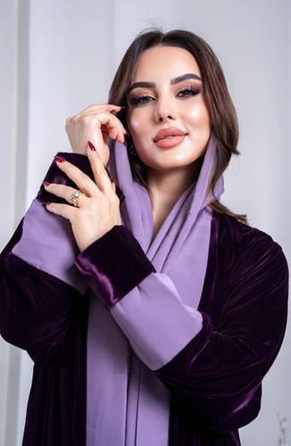 عباية ثقة الملونة