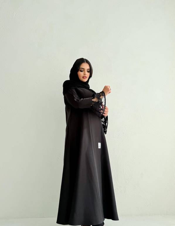 عباية كريب مع أكمام من الدانتيل
