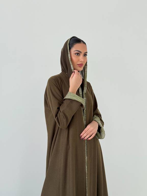 عبايه من الجوخ بالون الزيتي بقصه واسعه