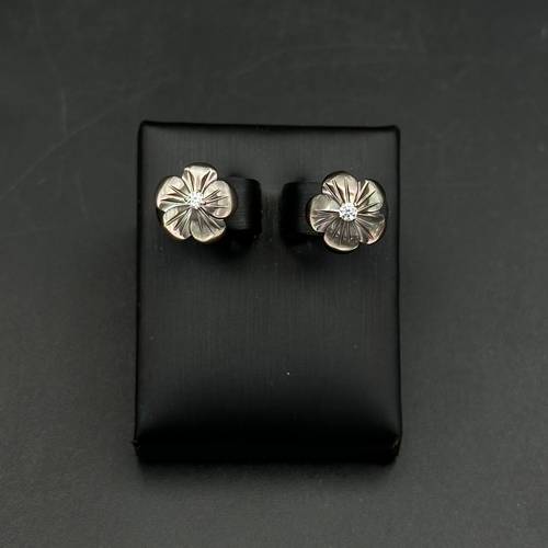 Earring 18k Gold With natural gray