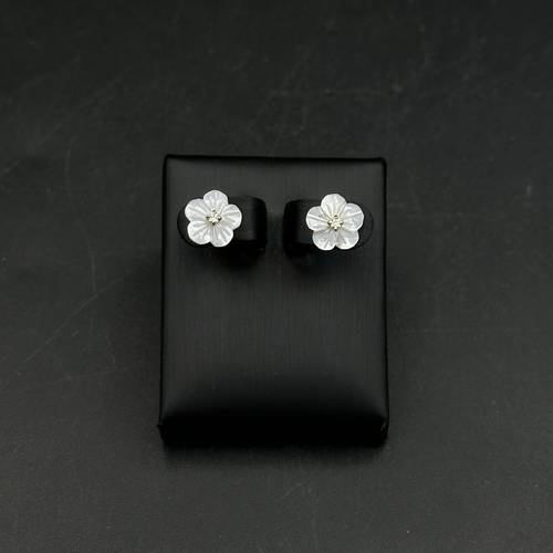  Earring 18k Gold With natural white shells