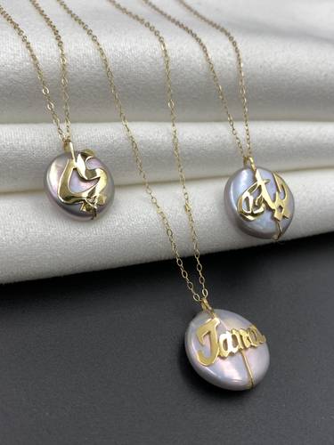 Gold necklace with agricultural grey pearl stone