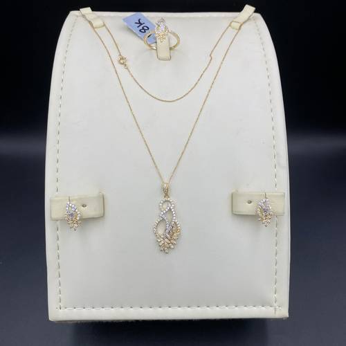 Half set in 18k gold with zircon and diamond design