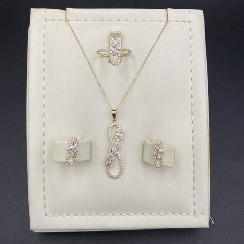 Half set in 18k gold with zircon and diamond design