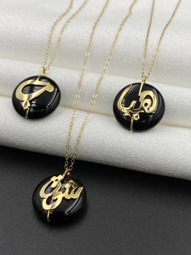 Gold necklace with natural onyx stone