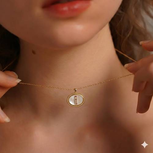 Women's necklace with an attractive design in gold color