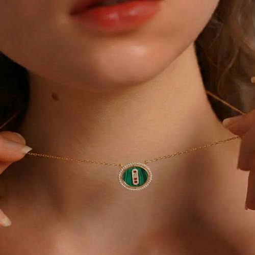 Women's necklace with an attractive design in gold color