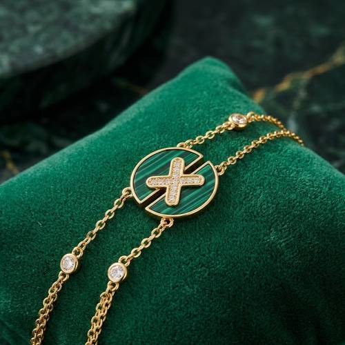 Women's bracelet with a striking design in gold color