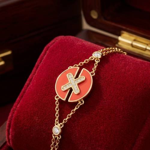 Women's bracelet with a striking design in gold color