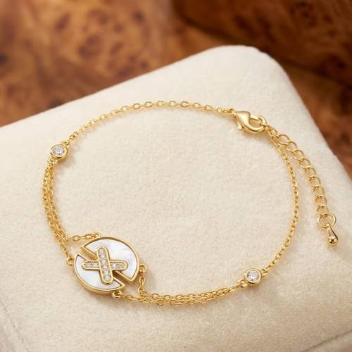 Women's bracelet with a striking design in gold color
