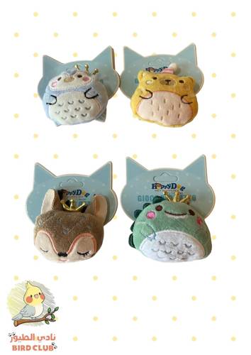 دمية على شكل قطة مع كاتنيب بداخلها