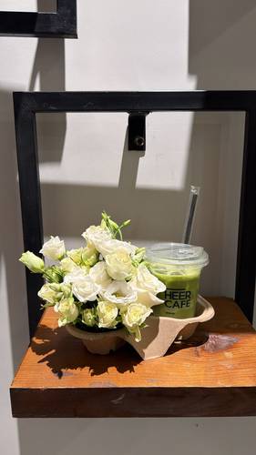 MATCHA heer cafe with flowers