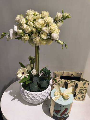 Vase arrangement with annoush chocolate