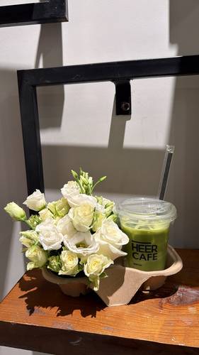 MATCHA heer cafe with flowers