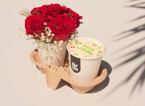 كوب مع ورد طبيعي