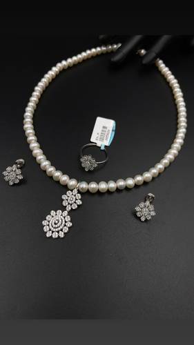 GOLD HALF SET K18 WITH CULTURED PEARL