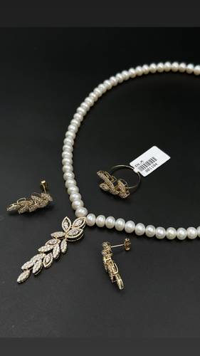 GOLD SET K18 WITH CULTURED PEARL