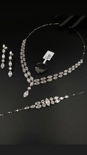 طقم ذهب أبيض عيار 18