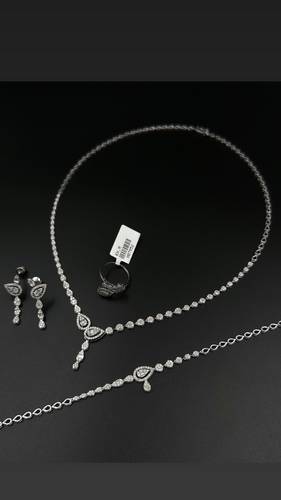 NATURAL DIAMOND SET WITH WHITE GOLD K18