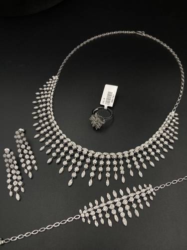 NATURAL DIAMOND SET WITH WHITE GOLD K18