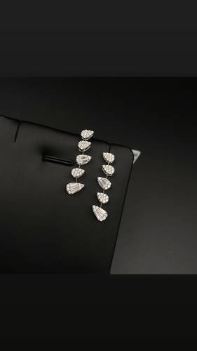 حلق ذهب أبيض عيار 18