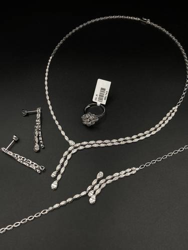 طقم الماس طبيعي مع ذهب عيار 18