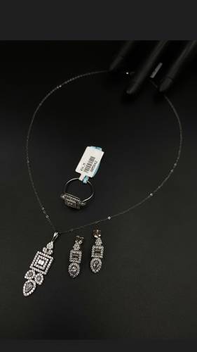 نص طقم ذهب ابيض عيار 18