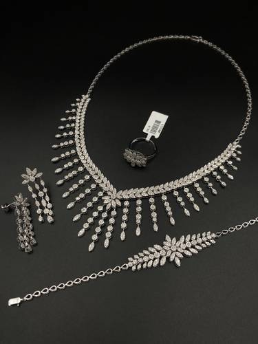 NATURAL DIAMOND SET WITH GOLD K18