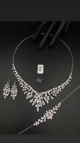 WHITE GOLD SET K18 ?
