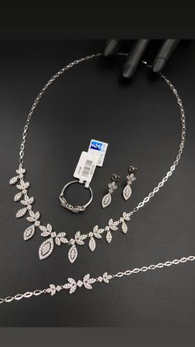 طقم ذهب أبيض عيار 18