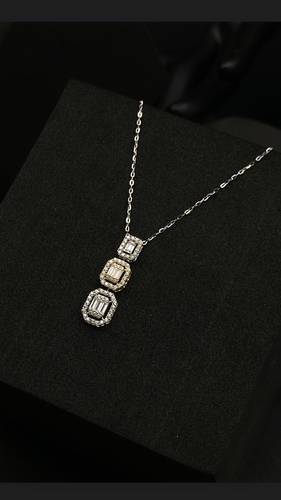 عقد ذهب أبيض عيار 18
