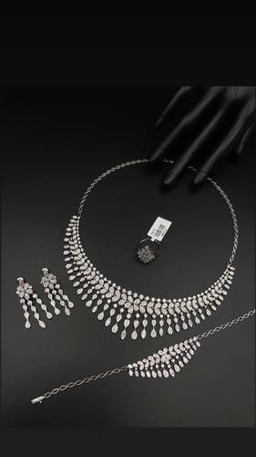 طقم ذهب أبيض عيار 18
