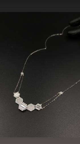 عقد ذهب أبيض عيار 18