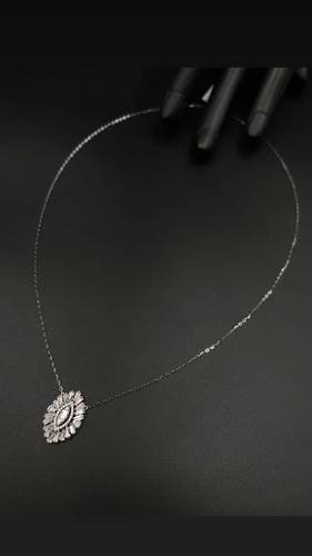 عقد ذهب أبيض عيار 18