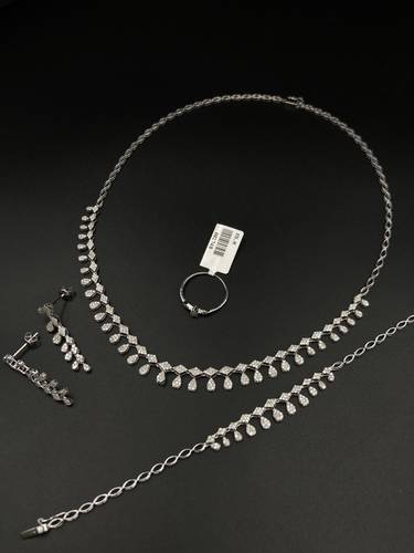 طقم الماس طبيعي مع ذهب عيار 18
