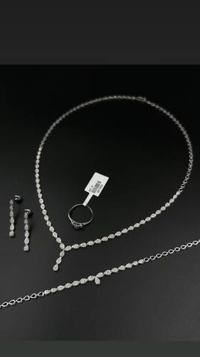 NATURAL DIAMOND SET WITH WHITE GOLD K18