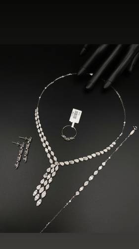 طقم ذهب أبيض عيار 18