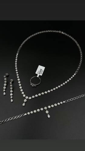 NATURAL DIAMOND SET WITH WHITE GOLD K18