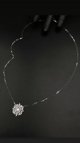 عقد ذهب أبيض عيار 18