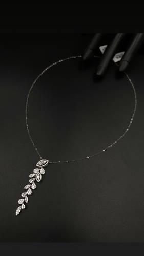 عقد ذهب أبيض عيار 18