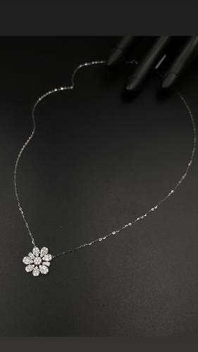 عقد ذهب أبيض عيار 18