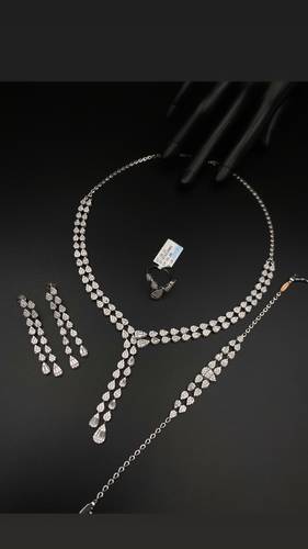طقم ذهب أبيض عيار 18