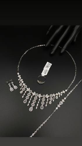 طقم ذهب أبيض عيار 18