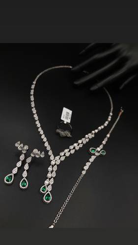 طقم ذهب أبيض عيار 18