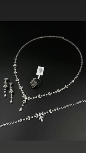 NATURAL DIAMOND SET WITH WHITE GOLD K18