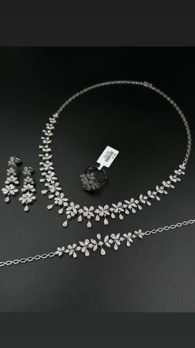 NATURAL DIAMOND SET WITH WHITE GOLD K18