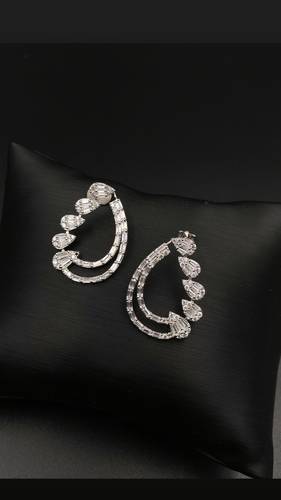 حلق ذهب أبيض عيار 18