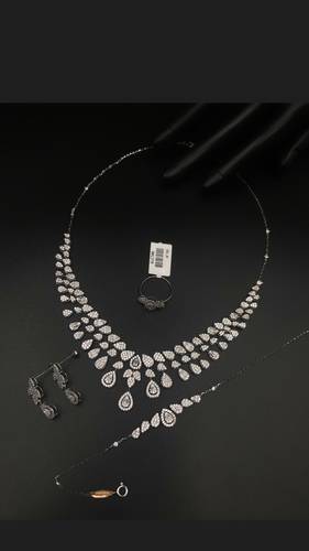 طقم ذهب أبيض عيار 18