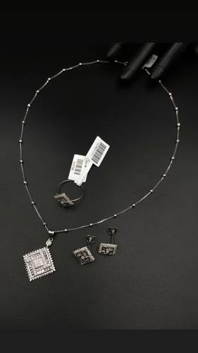 نص طقم ذهب ابيض عيار 18